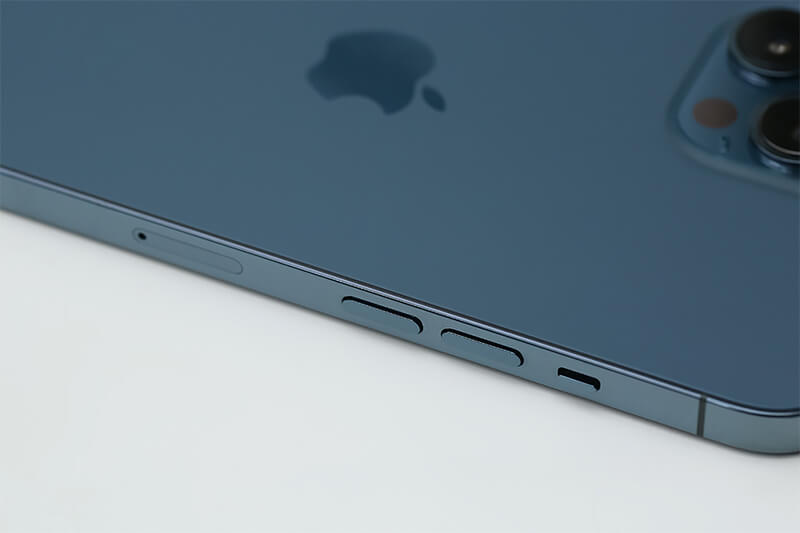 Mặt lưng bằng kính, khung viền thép được thiết kế cho máy | iPhone 12 Pro Max